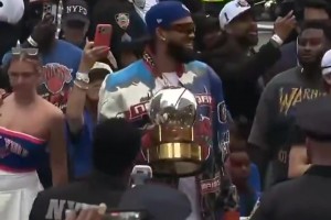 尼克斯冠军游行，唐斯咋还捧着个东部冠军奖杯呢？